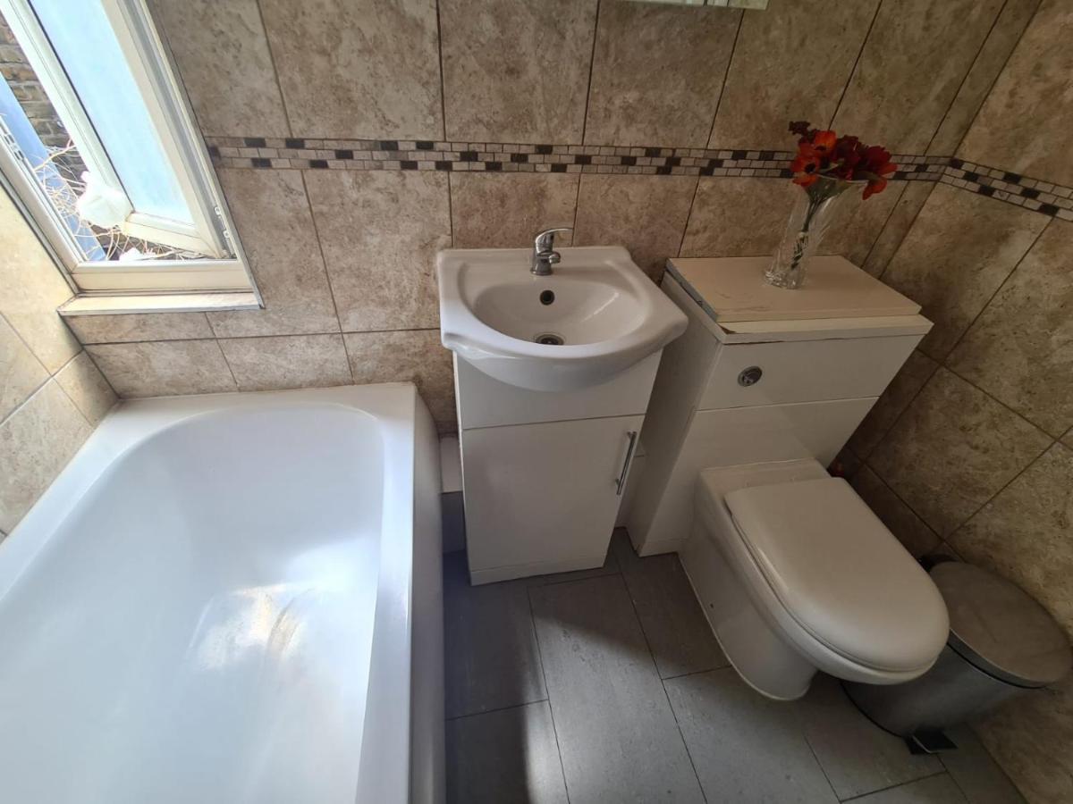 לונדון "Bright & Spacious" 3 Bedroom Flat By Kings Cross, St Pancras Station!!!!64 מראה חיצוני תמונה